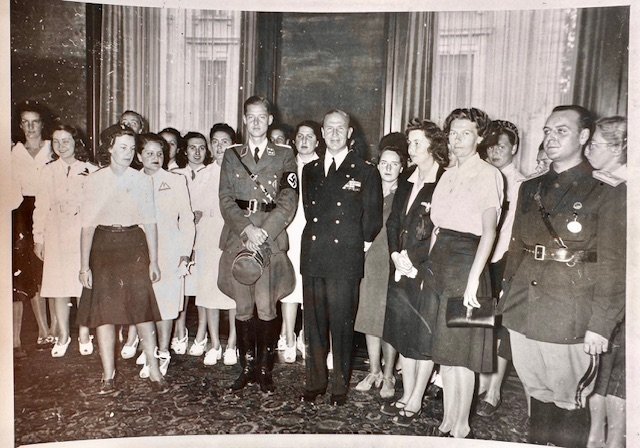Foreign students at the Italian Embassy #18618 