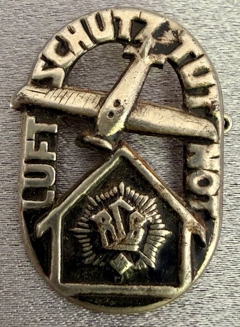 RLB Donation Luftschutz Tut Not Pin #20503 