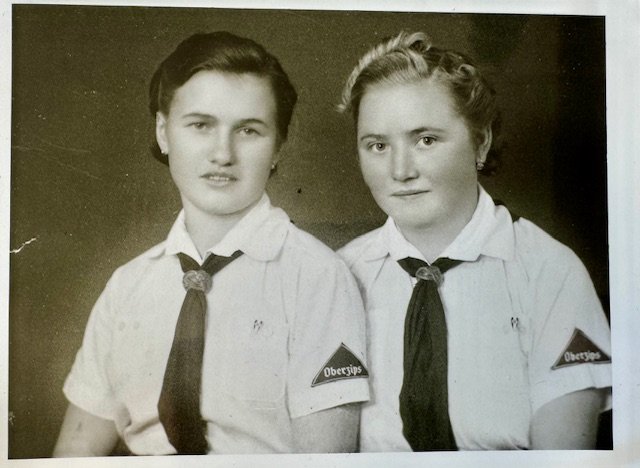 BDM Girls wearing Oberzips Insignia Photo #18277 