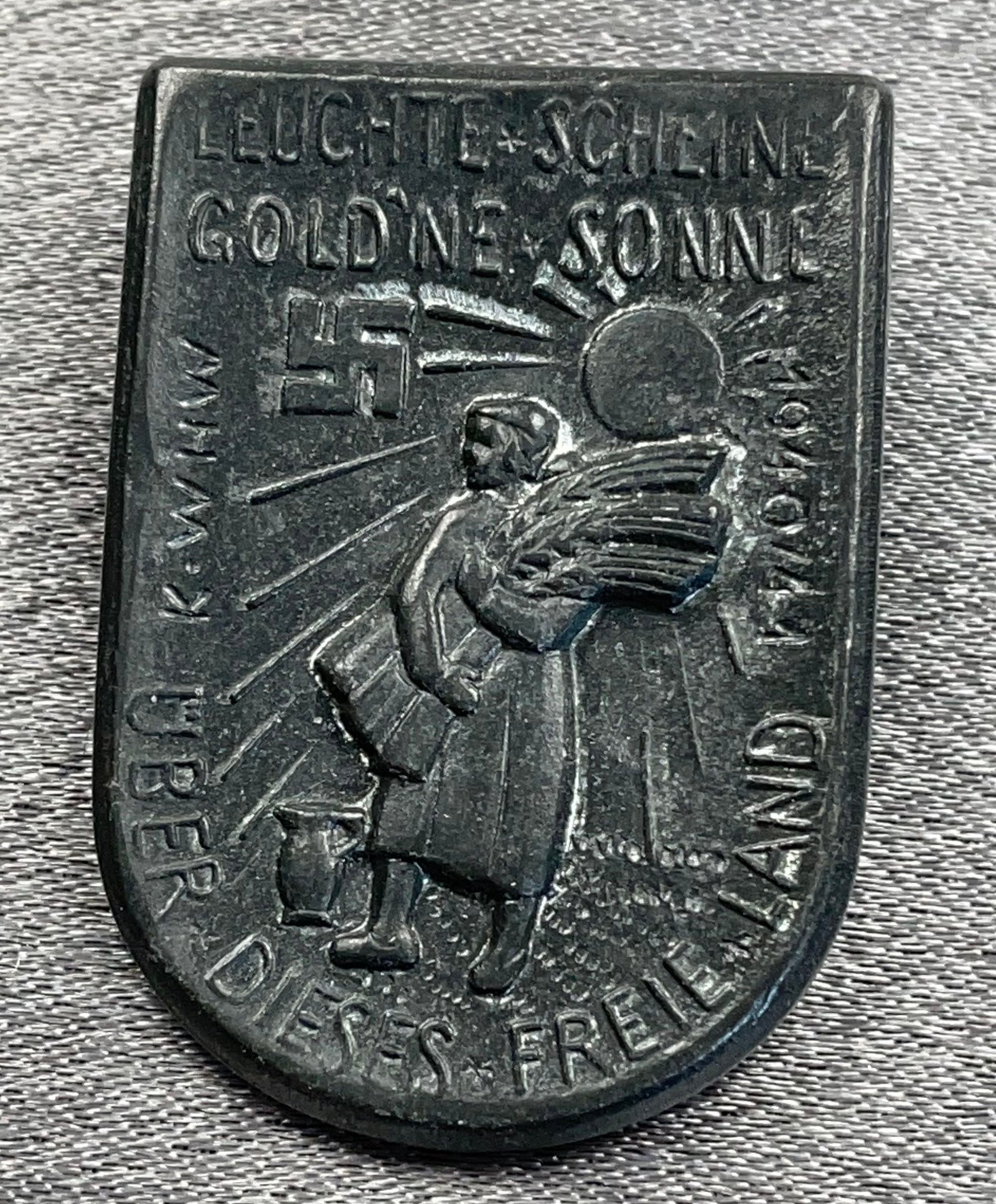 Leuchte Scheine Golde`ne Sonne über dieses freie Land 1940/41 Tinnie #16245 