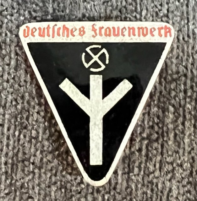 Deutsches Frauenwerk Badge #16028 
