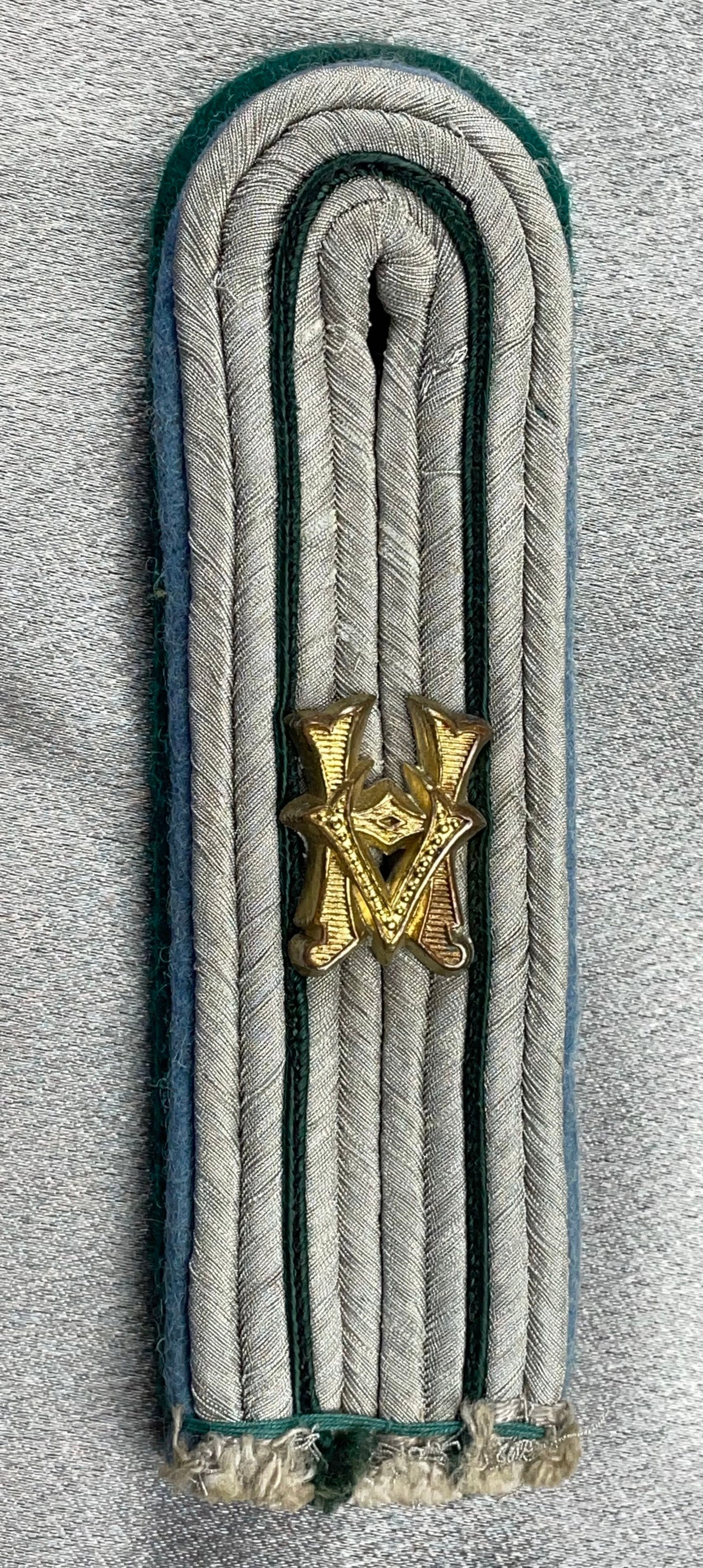 Administrative Lieutenant  Shoulder Board #15927 