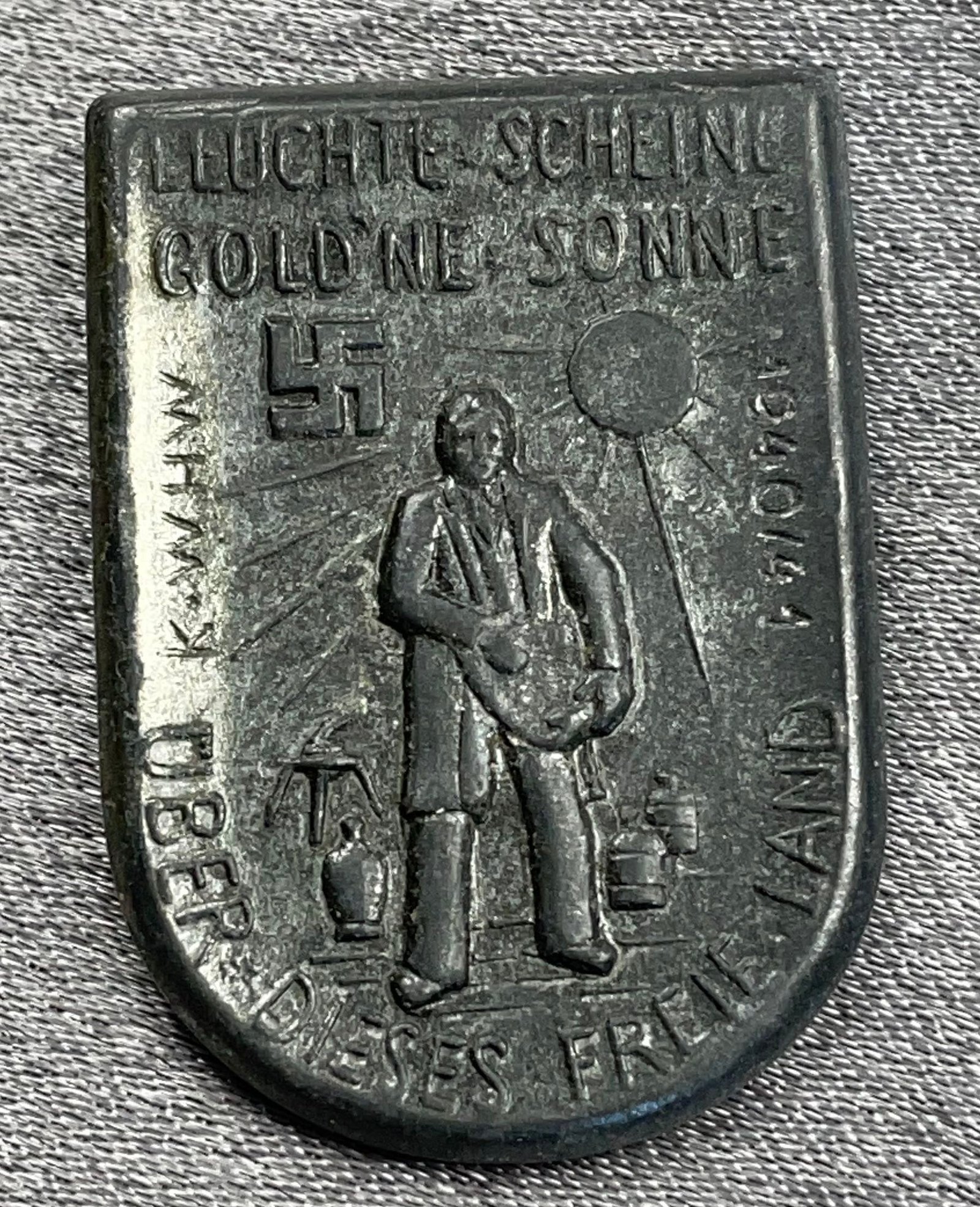 Leuchte Scheine Golde`ne Sonne über dieses freie Land 1940/41 Tinnie #16256 